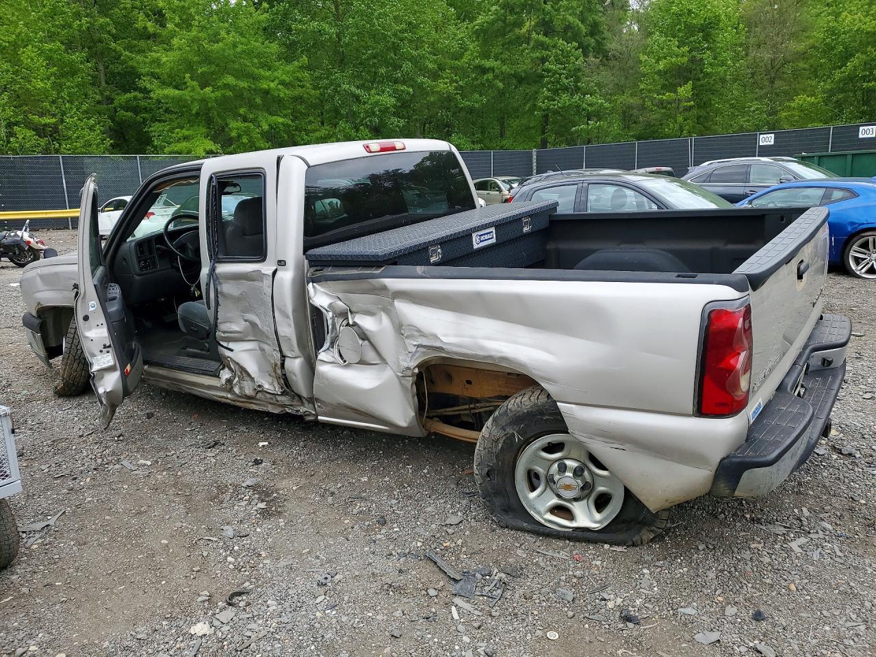 2004 Chevrolet Silverado C1500 - Image 2