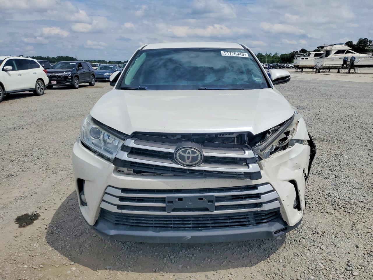 2018 Toyota Highlander Le Plus - Image 5