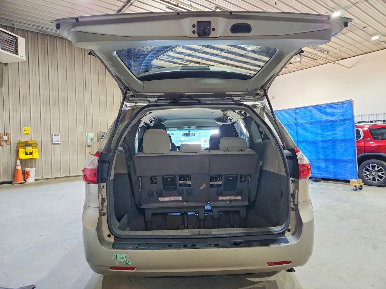 2016 Toyota Sienna Le - Фото 6