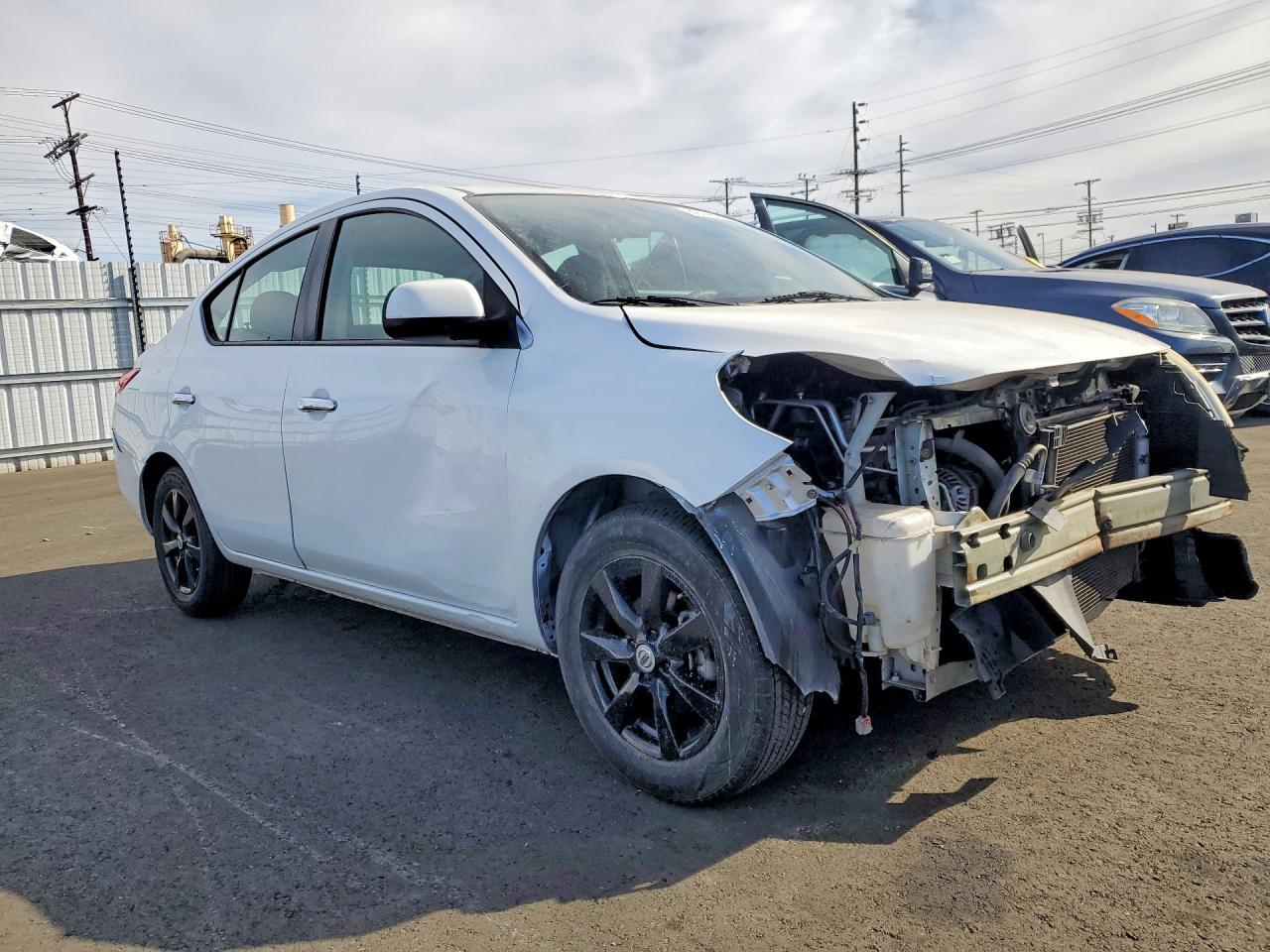 2014 Nissan Versa 1.6 S - Image 4