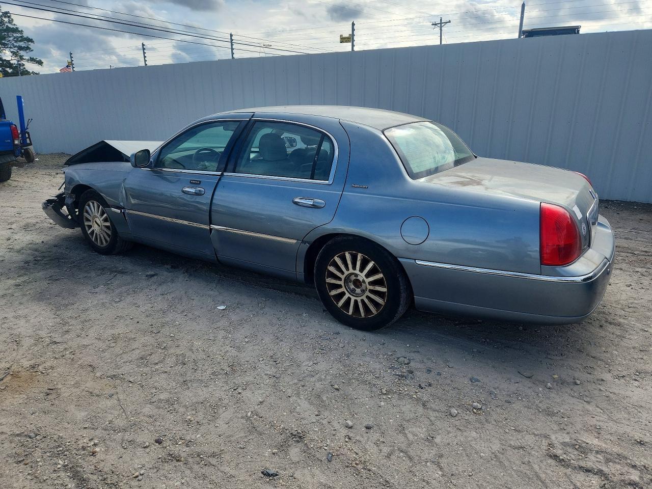 2004 Lincoln Town Car Executive - Image 2