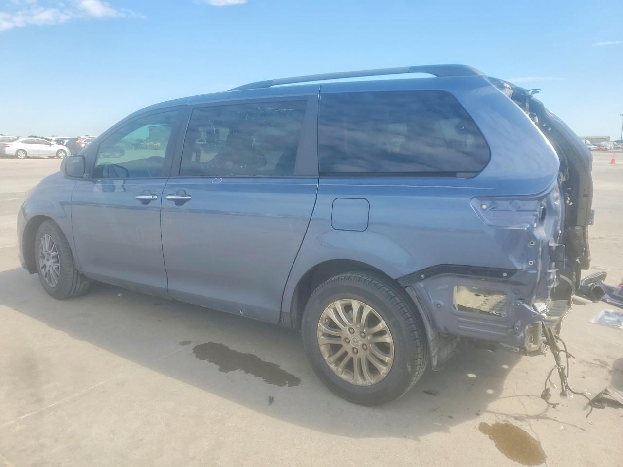 2016 Toyota Sienna Xle 8-Passenger - Фото 2