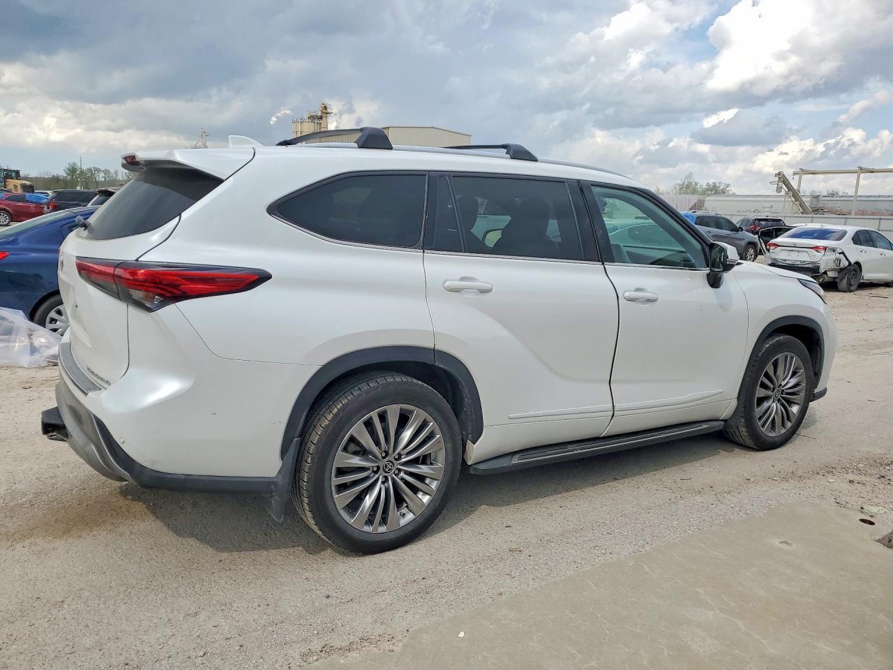 2022 Toyota Highlander Platinum - Image 3