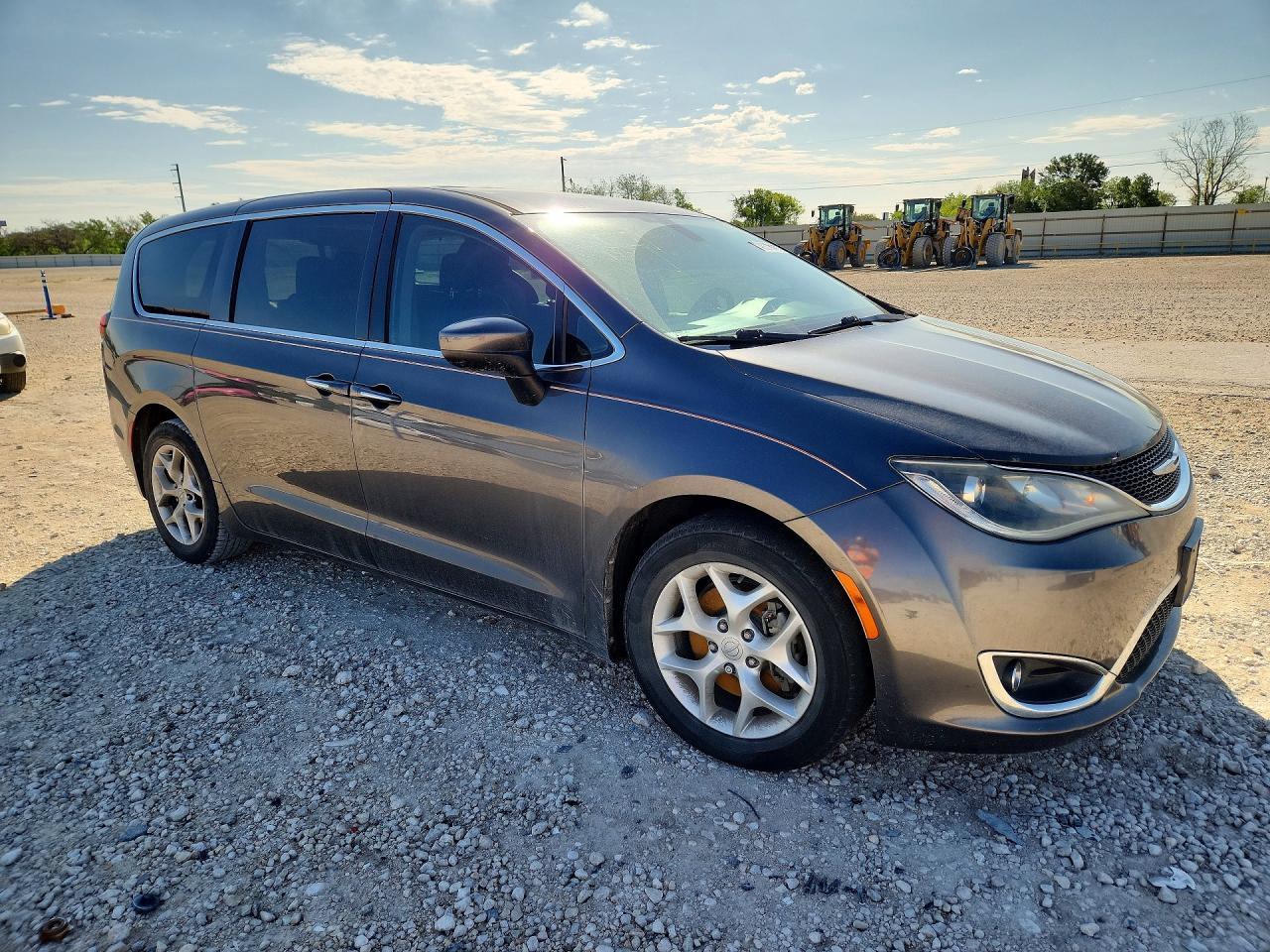 2017 Chrysler Pacifica Touring - Image 4