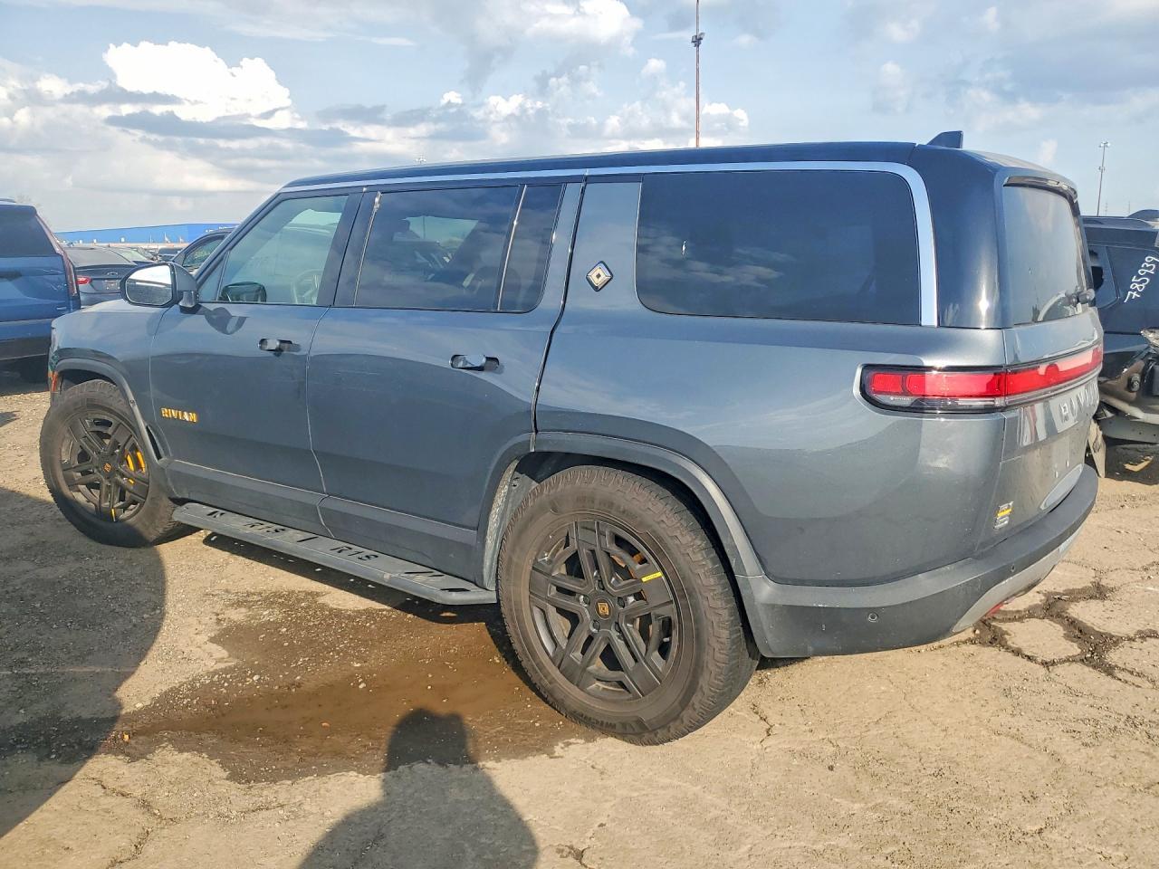 2023 Rivian R1S Adventure - Фото 2