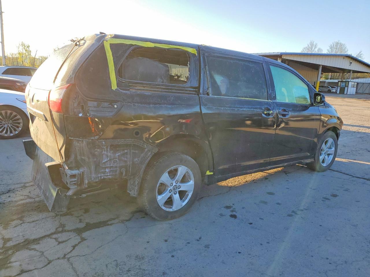 2020 Toyota Sienna L - Image 3