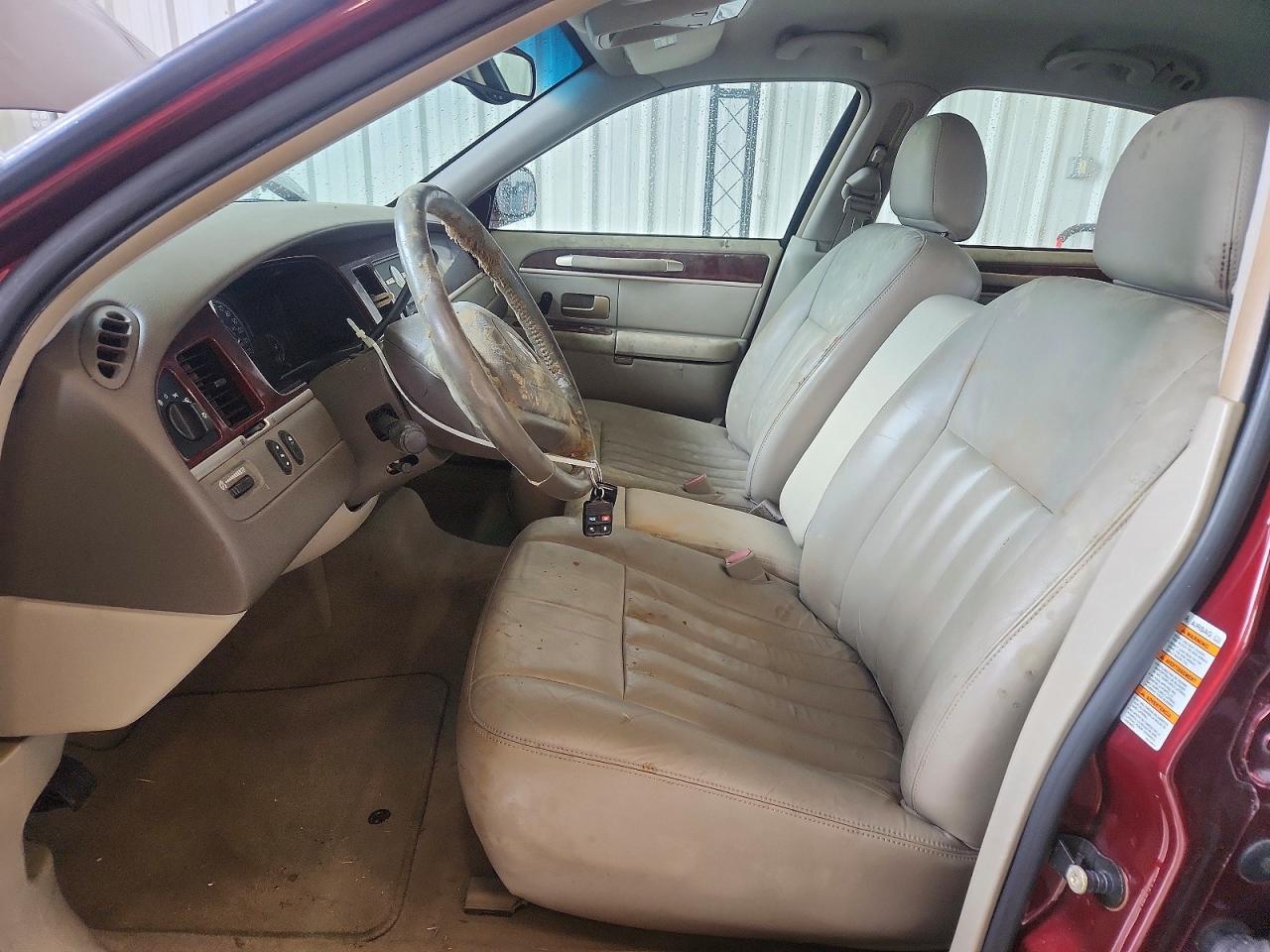 2004 Lincoln Town Car Executive - Image 7