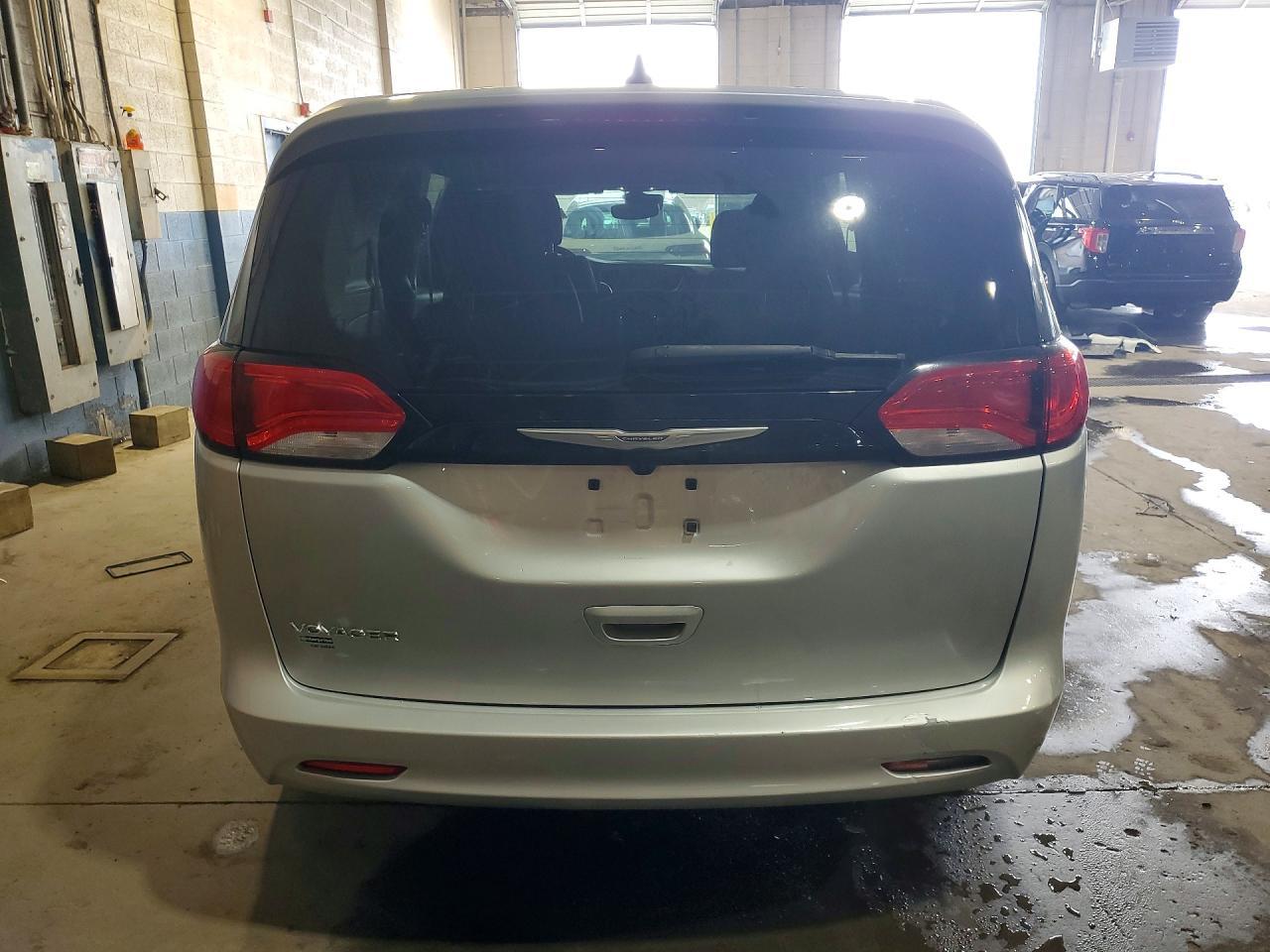 2023 Chrysler Voyager Lx - Image 6