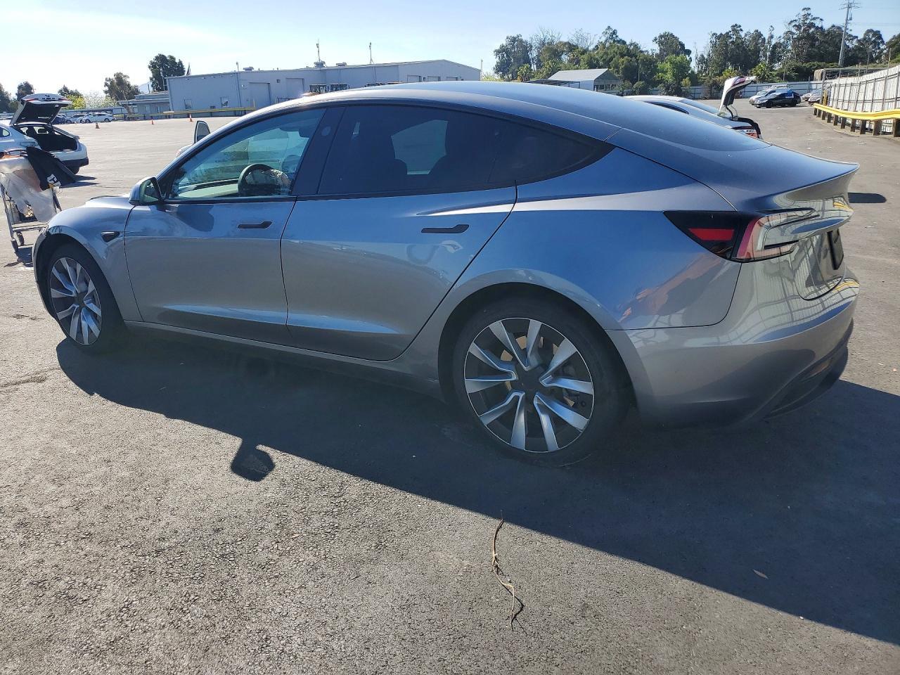 2024 Tesla Model 3 - Фото 2