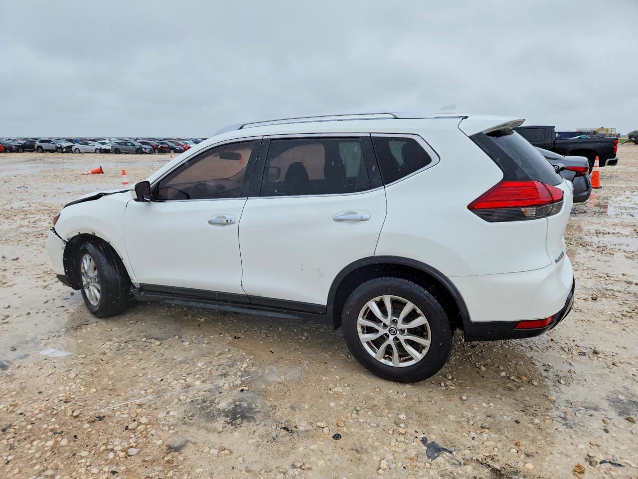 2017 Nissan Rogue Sv - Image 2