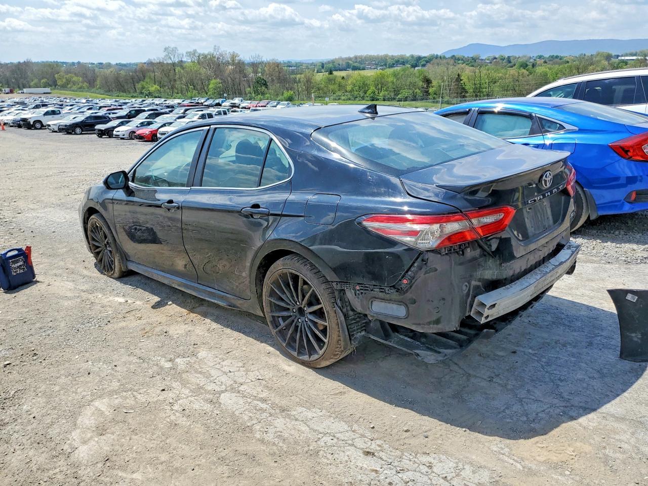 2019 Toyota Camry Se - Фото 2