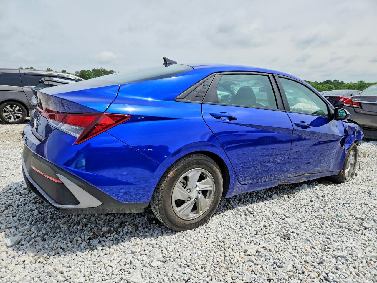 2024 Hyundai Elantra Se - Image 3