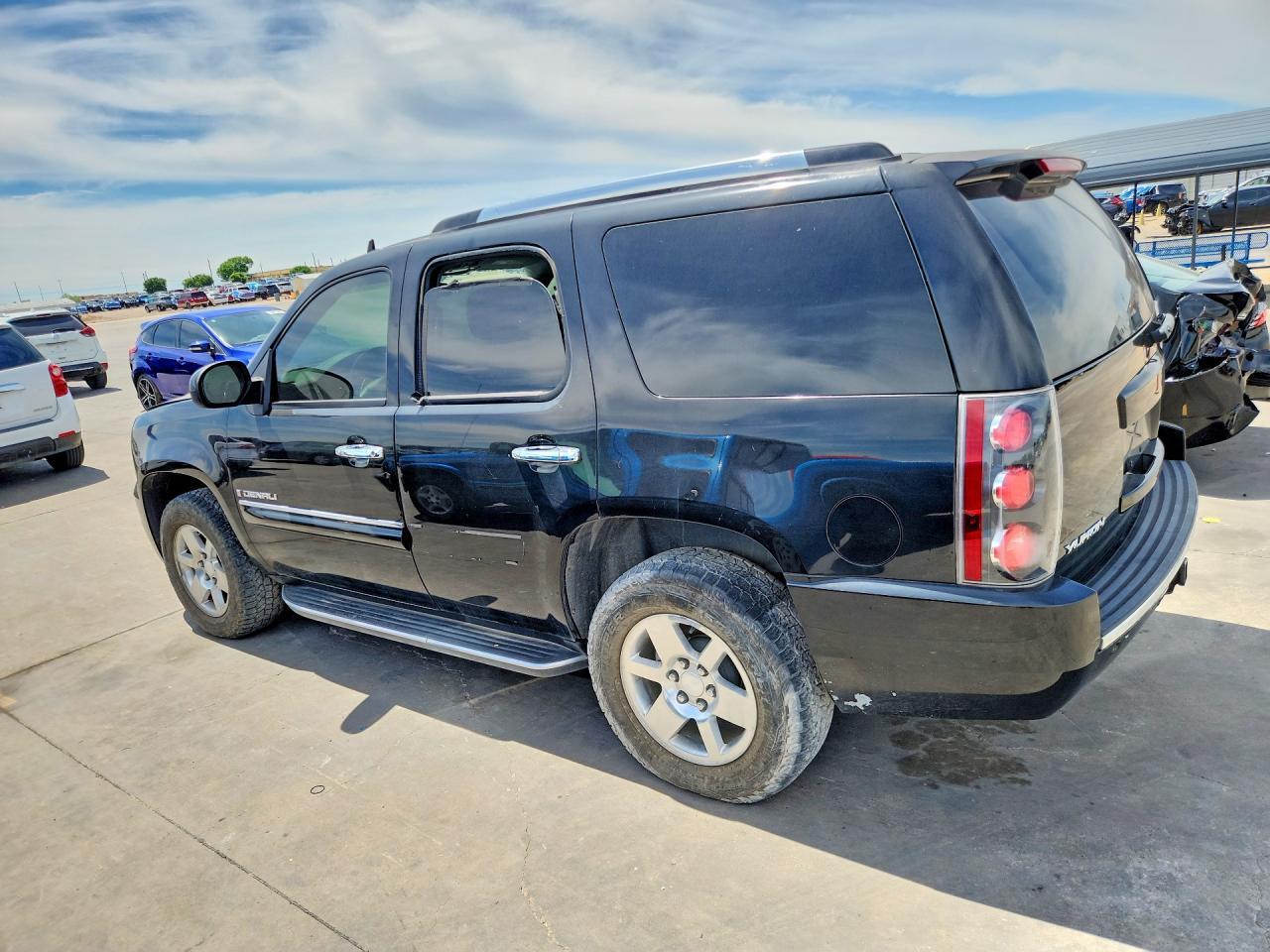 2007 GMC Yukon Denali - Image 2