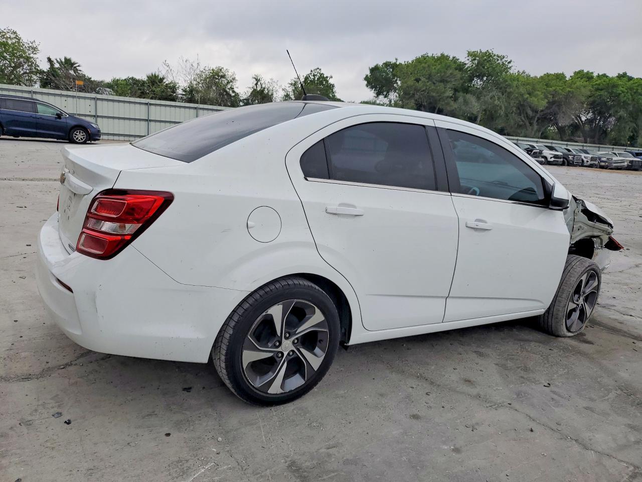 2020 Chevrolet Sonic Premier - Фото 3