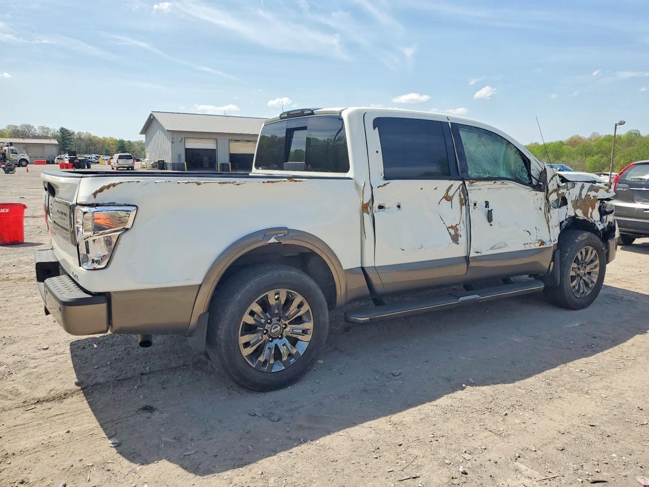 2017 Nissan Titan Platinum Reserve - Фото 3