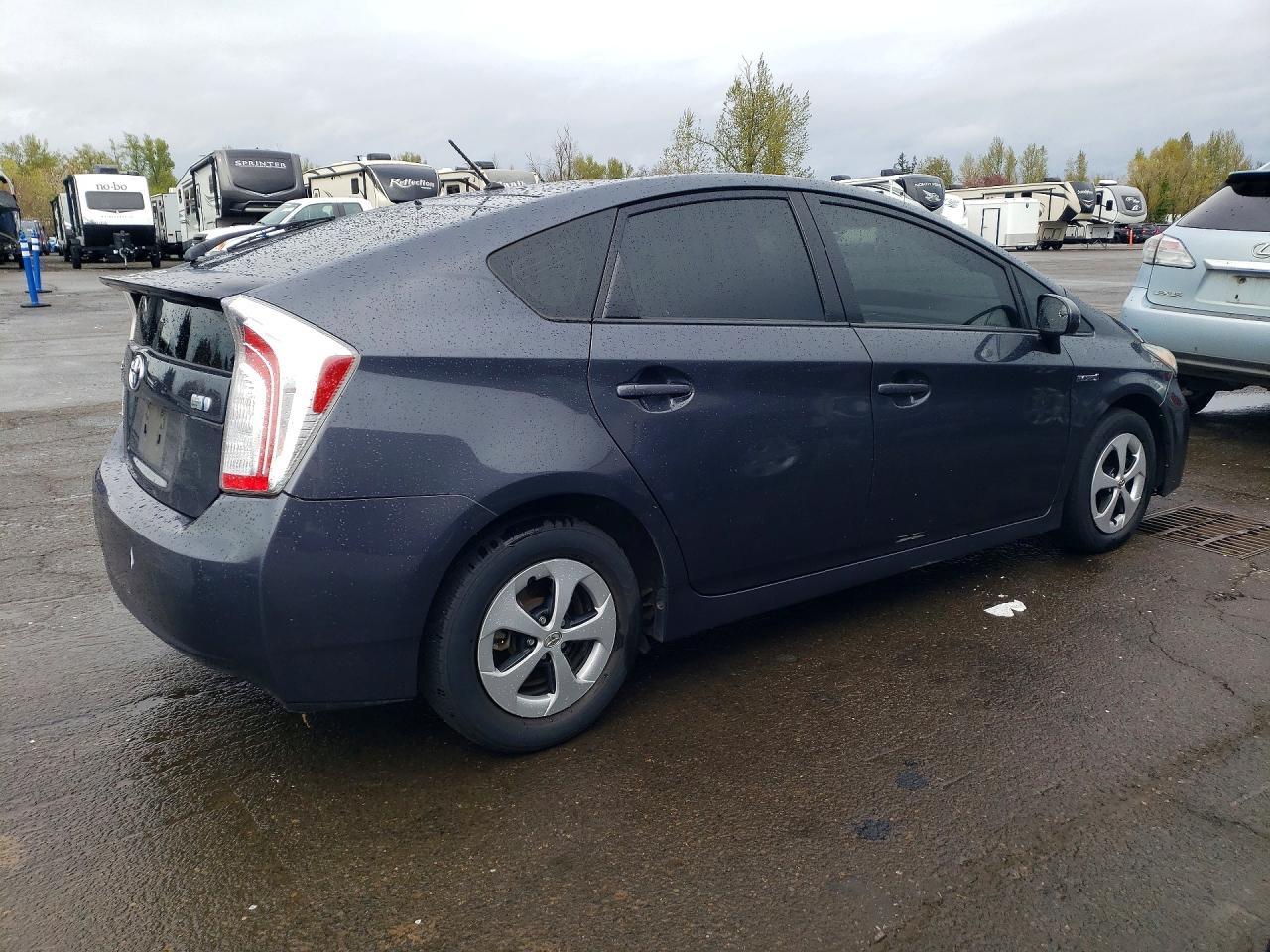 2013 Toyota Prius Two - Фото 3
