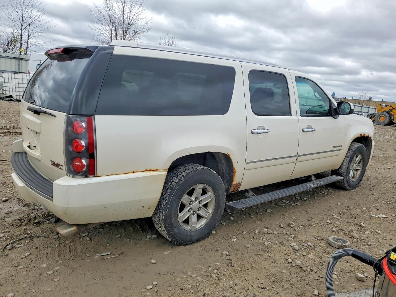 2011 GMC Yukon Xl Denali - Image 3