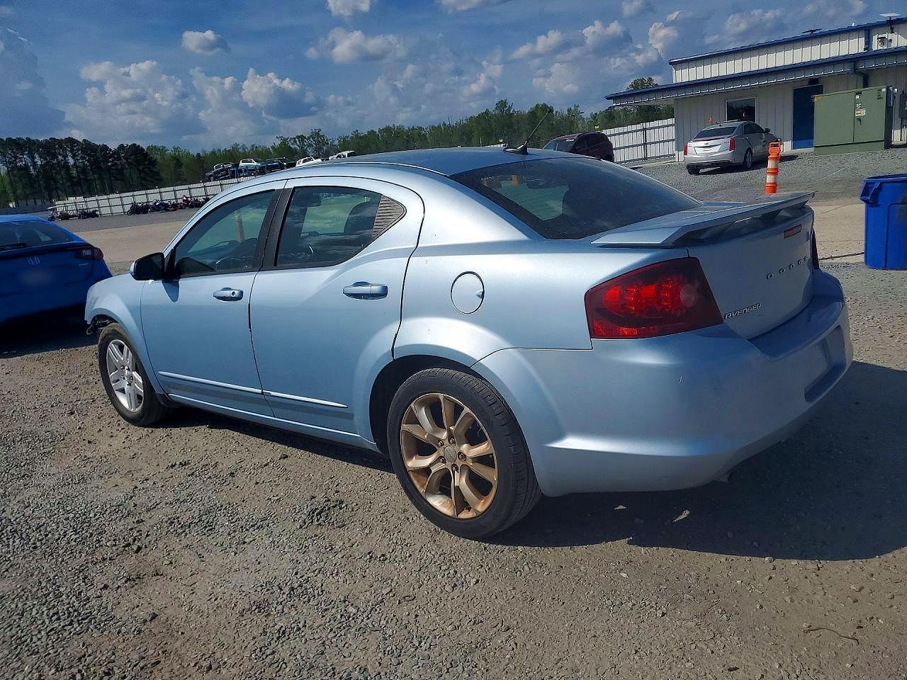 2013 Dodge Avenger R - Image 2