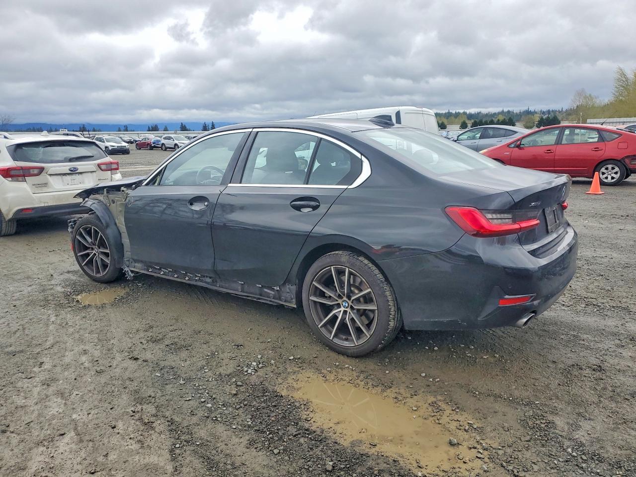 2019 BMW 330Xi - Фото 2