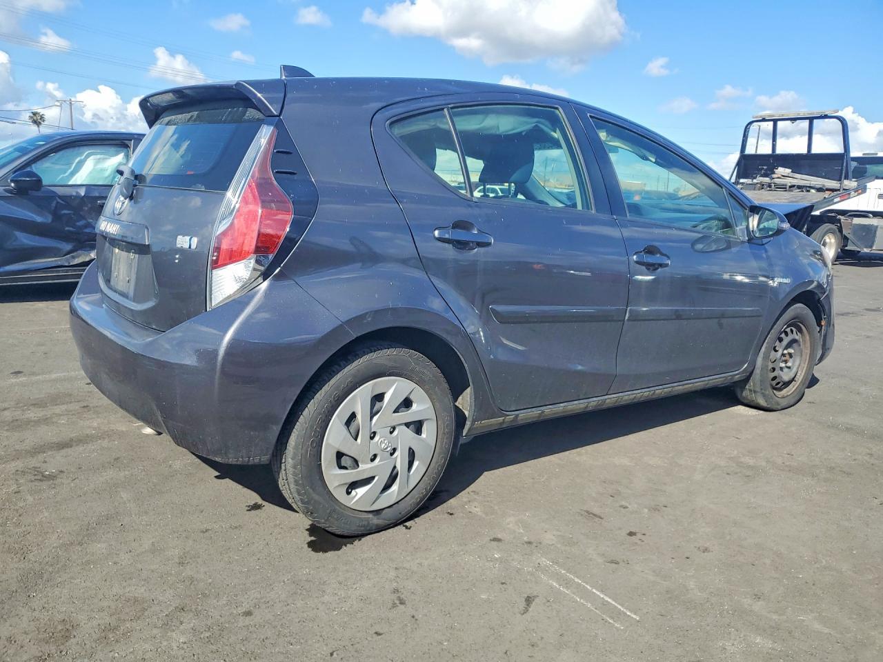 2016 Toyota Prius C Two - Фото 3