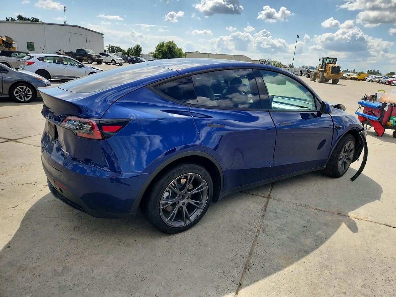 2025 Tesla Model Y - Фото 3