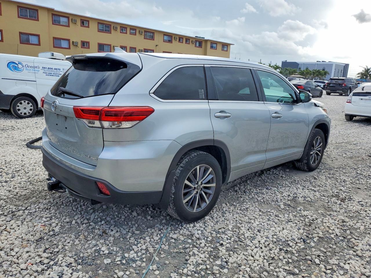 2017 Toyota Highlander Xle - Image 3