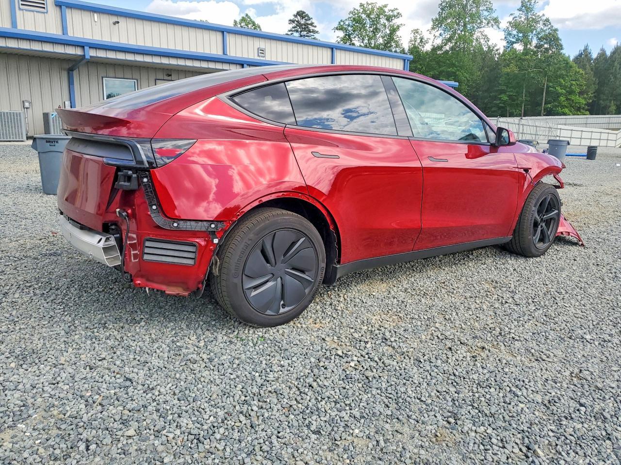 2026 Tesla Model Y - Фото 3