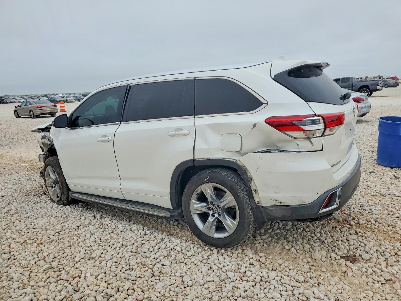 2017 Toyota Highlander - Фото 2