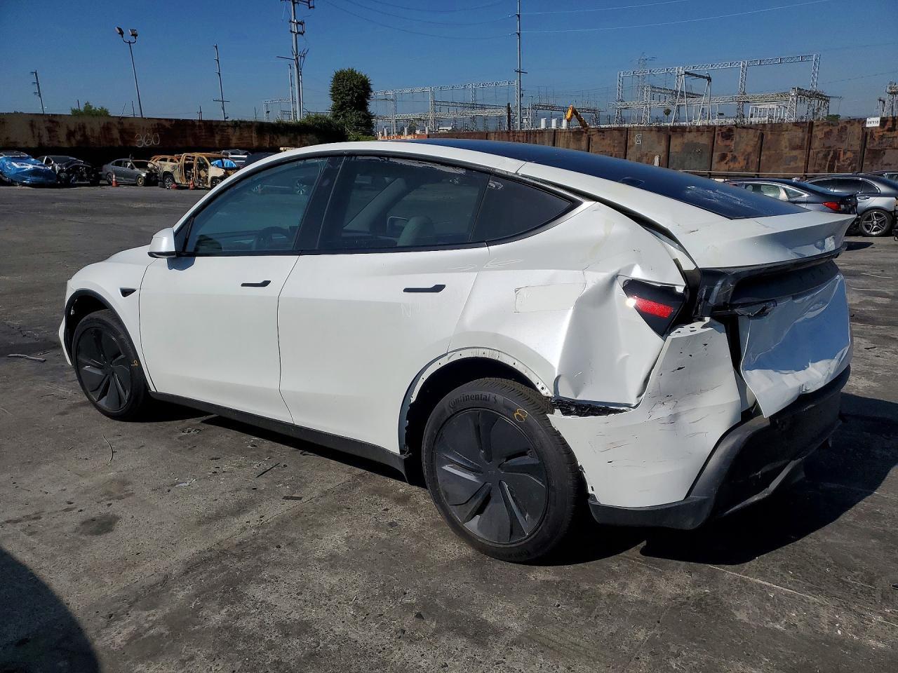 2026 Tesla Model Y - Фото 2