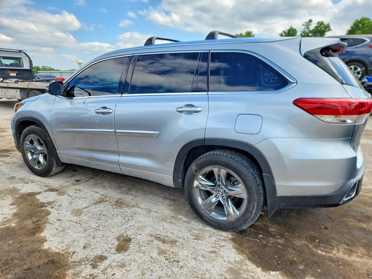 2017 Toyota Highlander Limited Platinum - Image 2