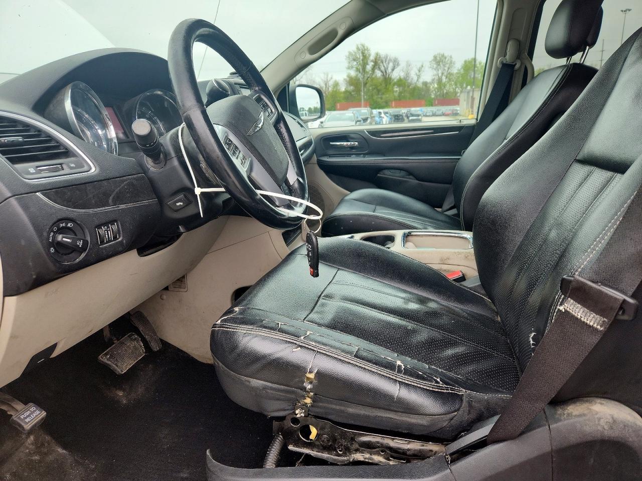 2013 Chrysler Town & Country Touring L - Фото 7