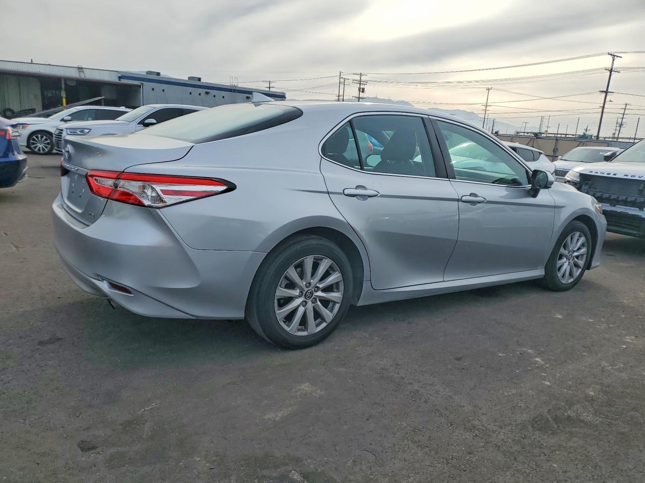 2020 Toyota Camry Le - Фото 3