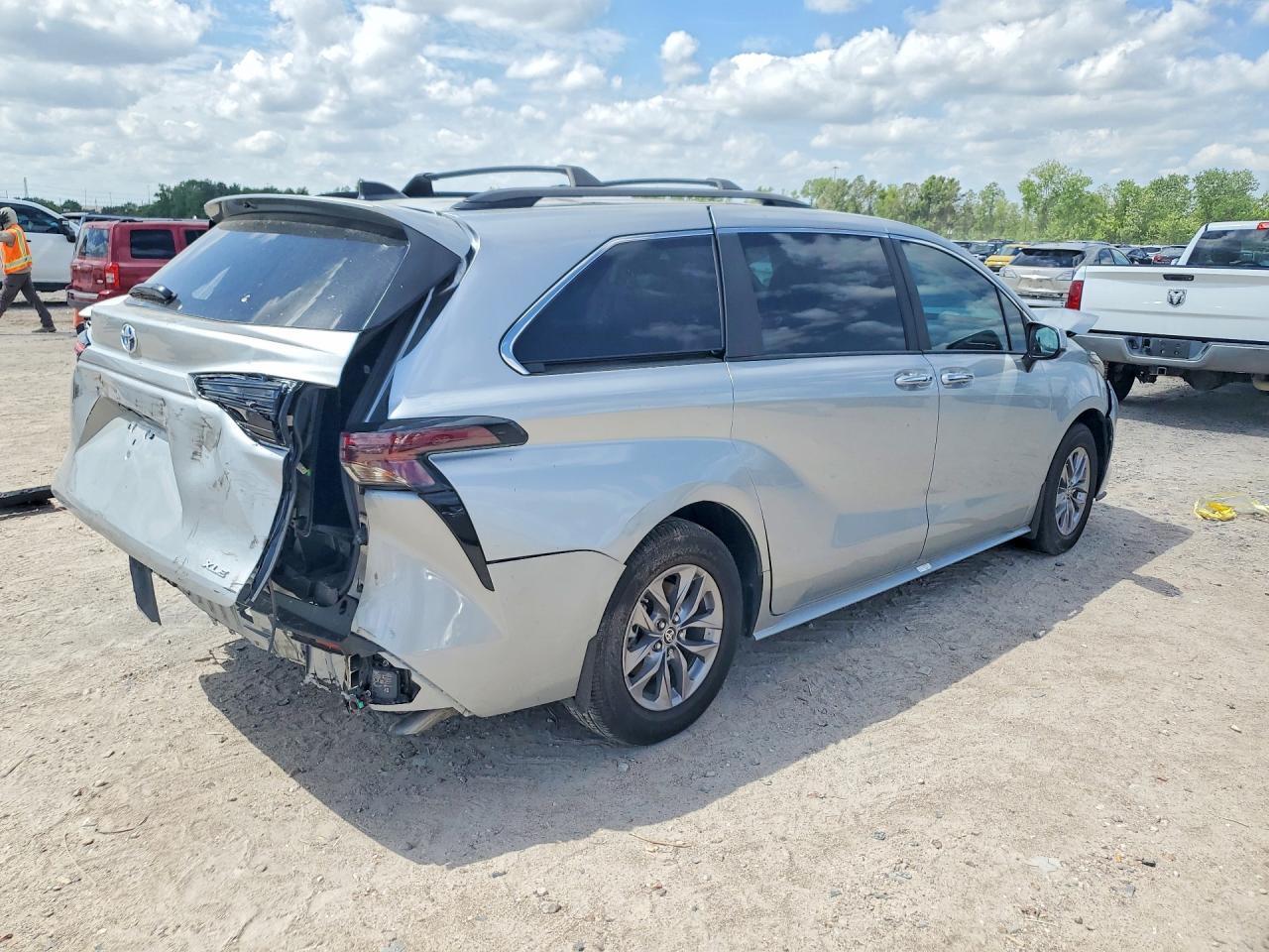 2025 Toyota Sienna Xle 8-Passenger - Фото 3