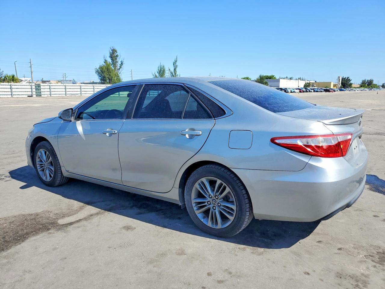 2015 Toyota Camry Se - Фото 2