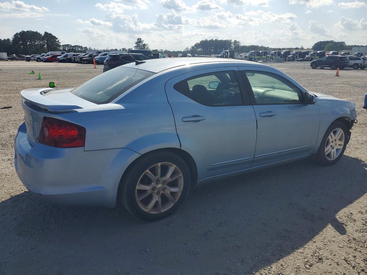 2013 Dodge Avenger R - Image 3