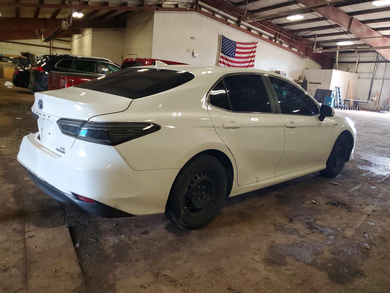 2020 Toyota Camry Le - Фото 3