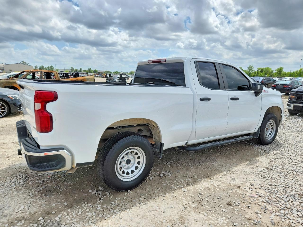 2023 Chevrolet Silverado K1500 - Фото 3