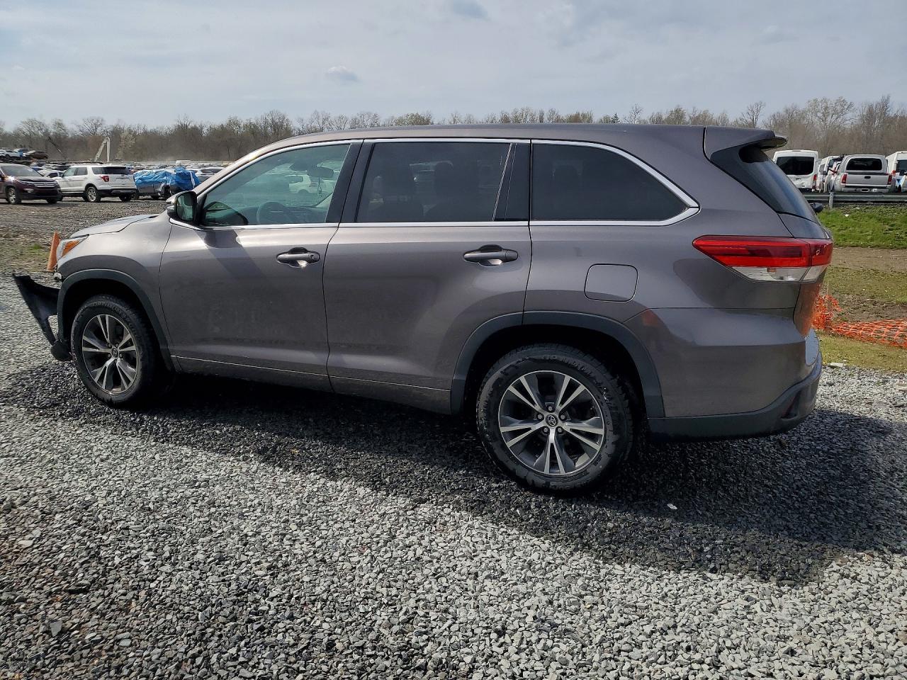 2017 Toyota Highlander Le - Image 2