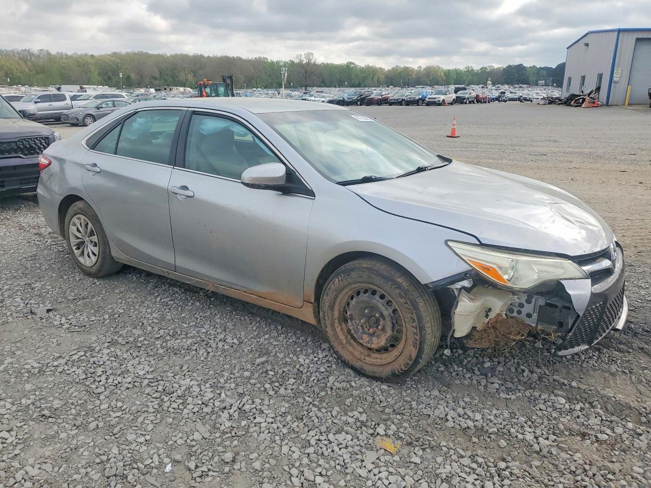 2015 Toyota Camry Le - Фото 4