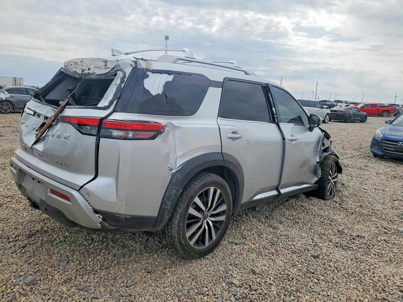 2023 Nissan Pathfinder Platinum - Image 3