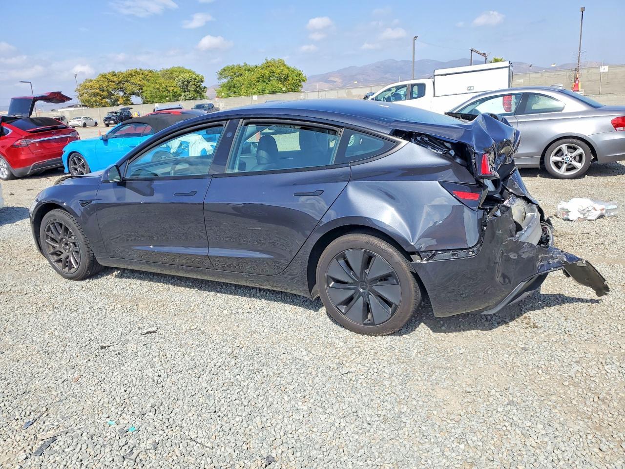 2025 Tesla Model 3 - Фото 2