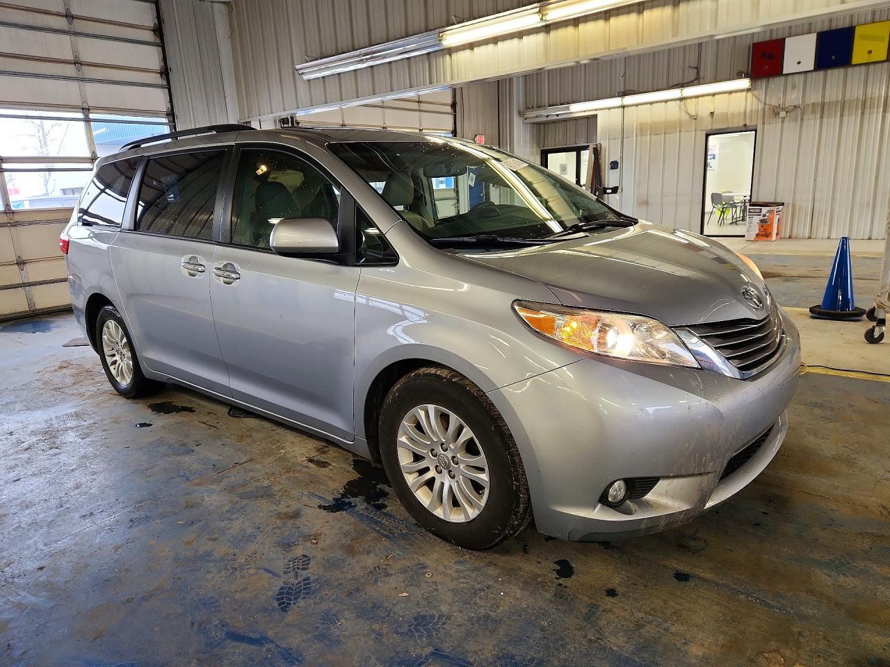 2015 Toyota Sienna Xle 8-Passenger - Image 4
