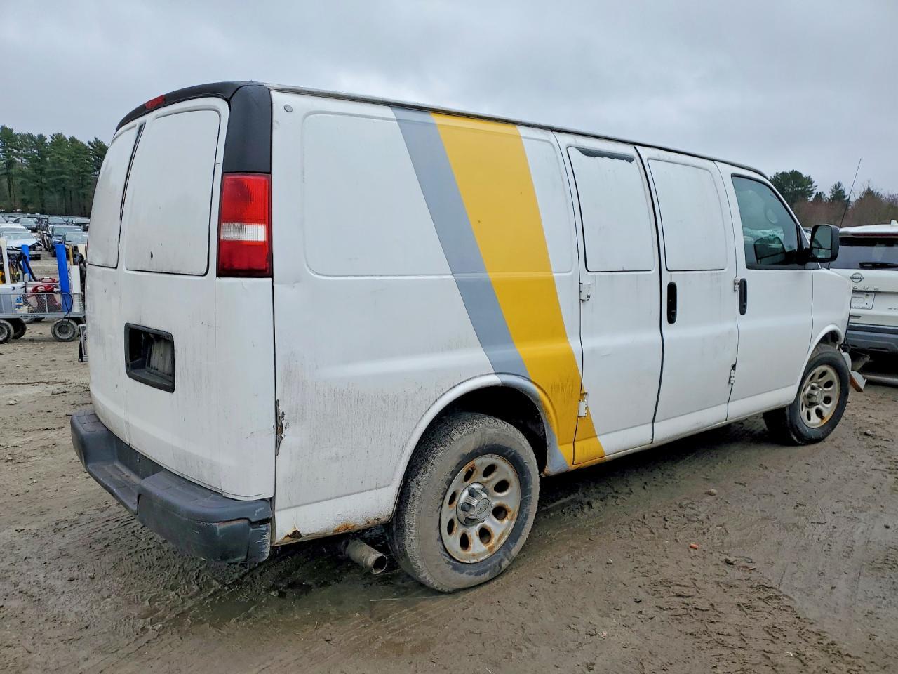 2011 Chevrolet Express G1500 - Image 3
