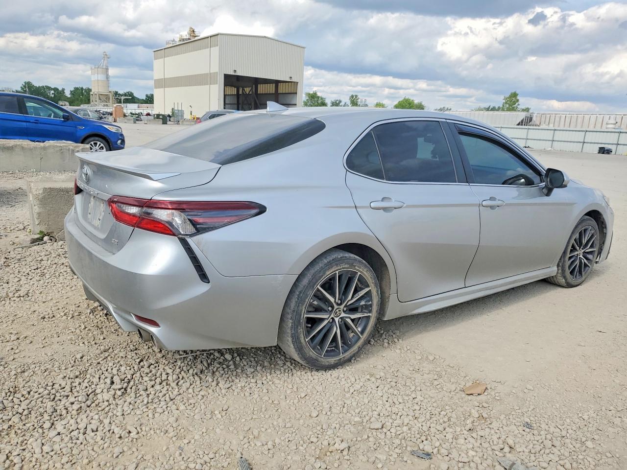 2021 Toyota Camry Se - Фото 3