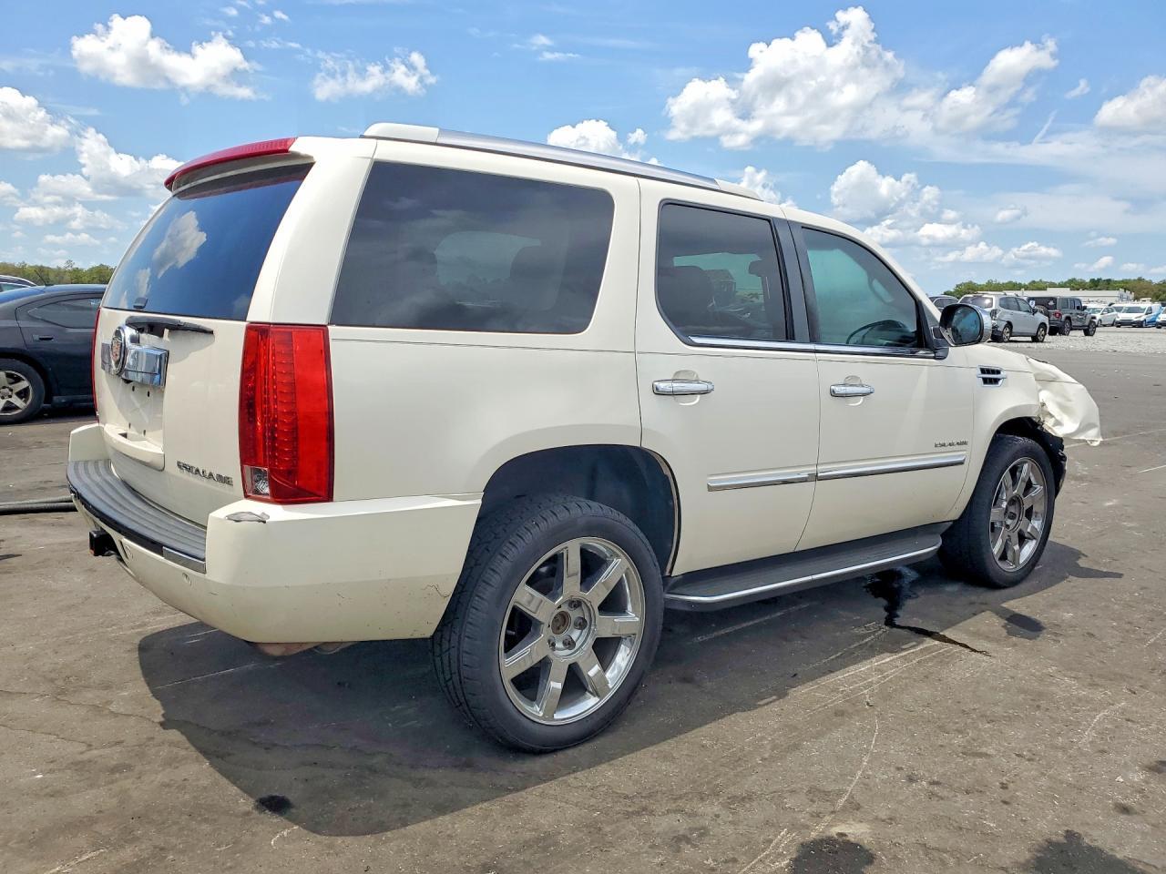 2010 Cadillac Escalade Luxury - Image 3