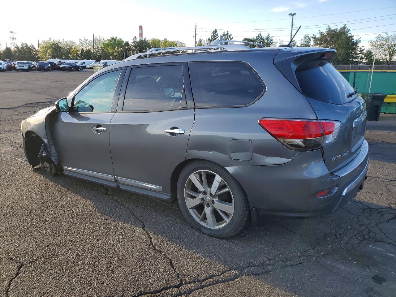 2015 Nissan Pathfinder Platinum - Image 2
