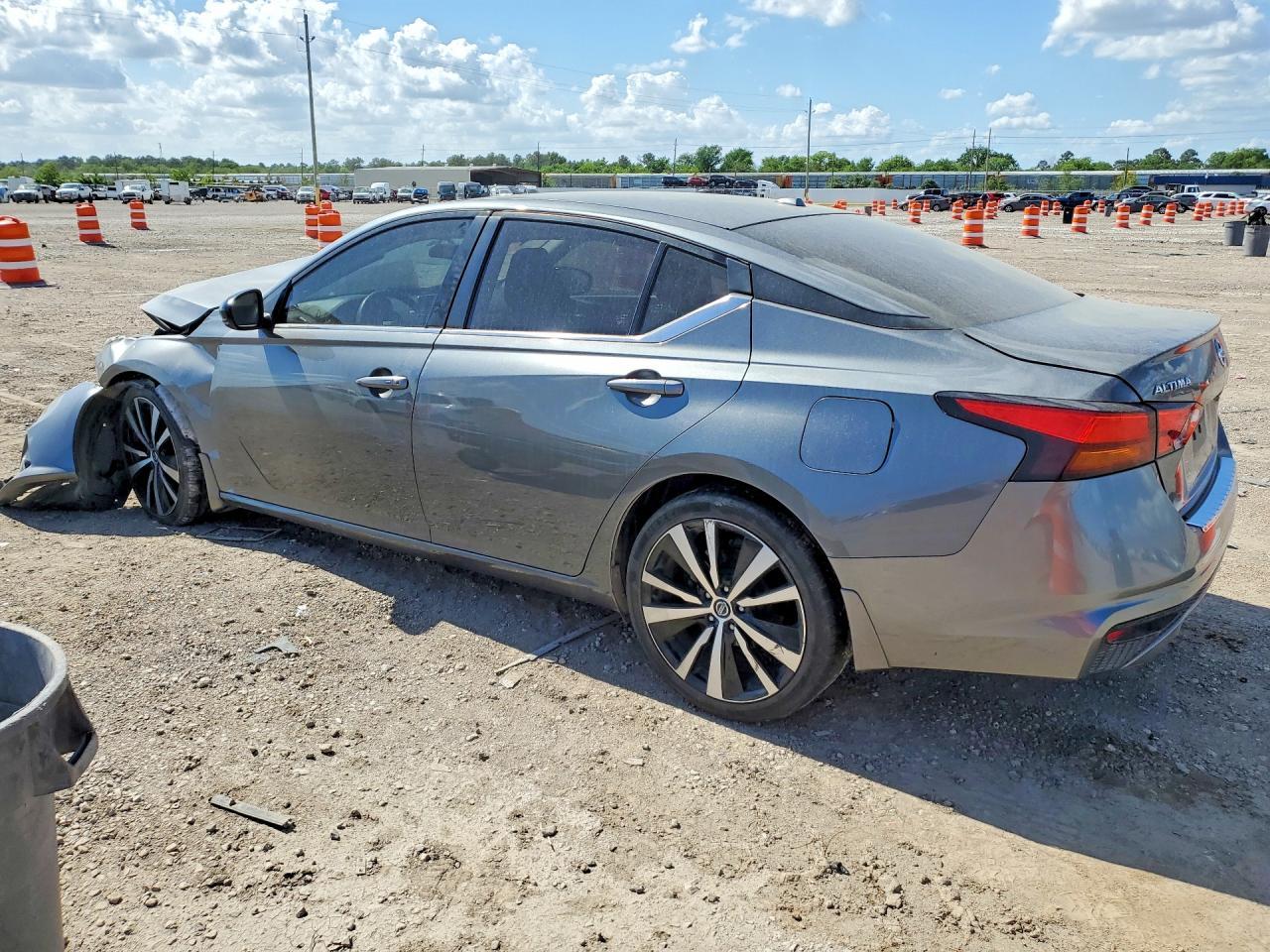 2019 Nissan Altima Sr - Image 2