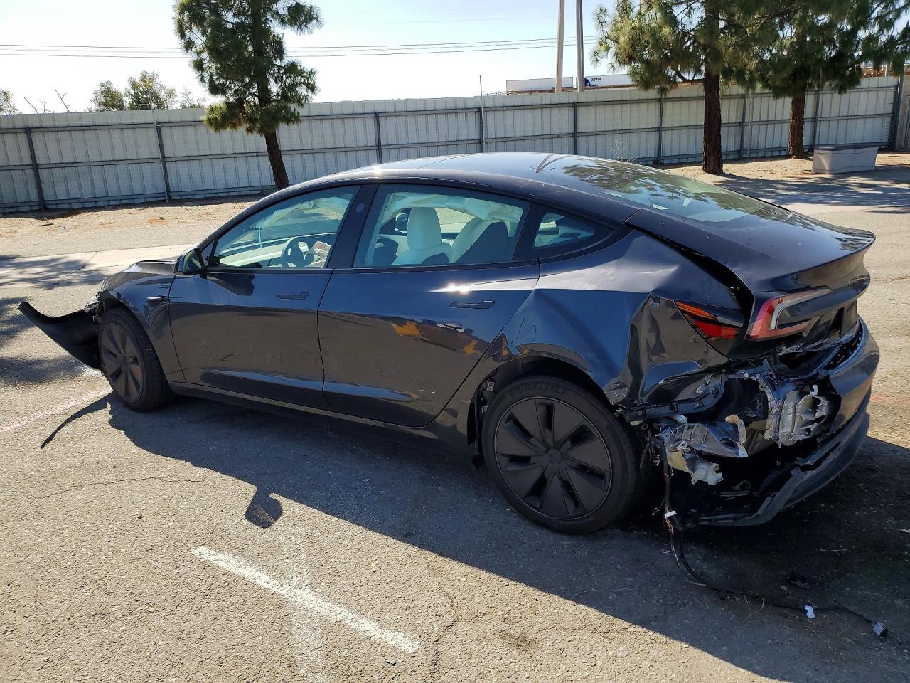 2025 Tesla Model 3 - Фото 2