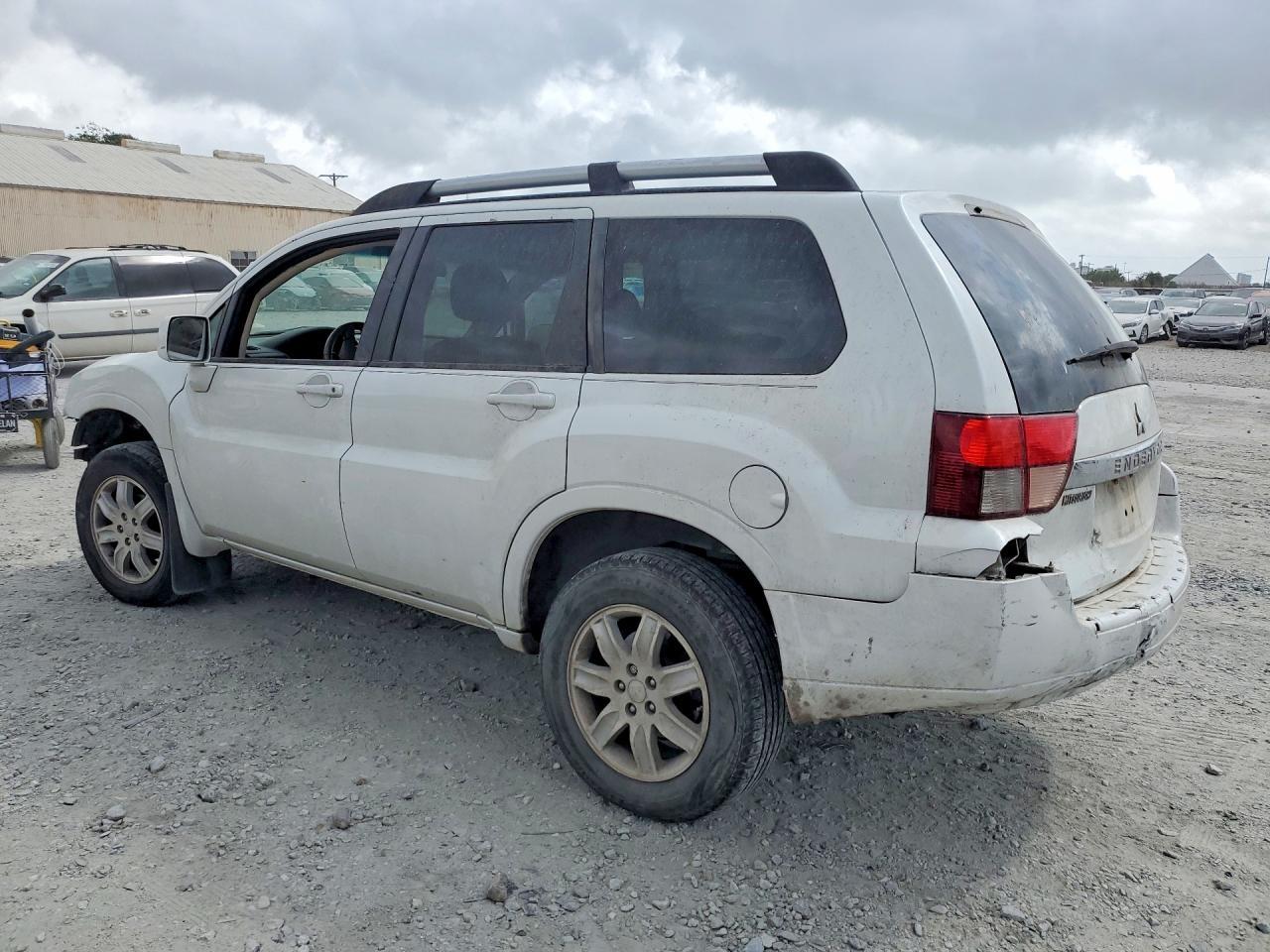 2010 Mitsubishi Endeavor Ls - Фото 2
