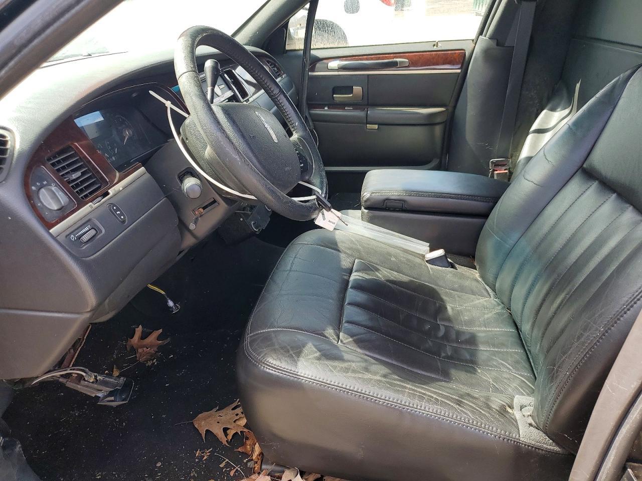 2007 Lincoln Town Car Executive - Image 7
